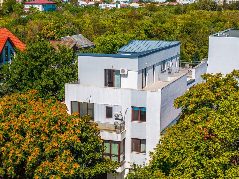 Banu Manta, de inchiriat penthouse cu terasa de 45 mp, pretabil birouri